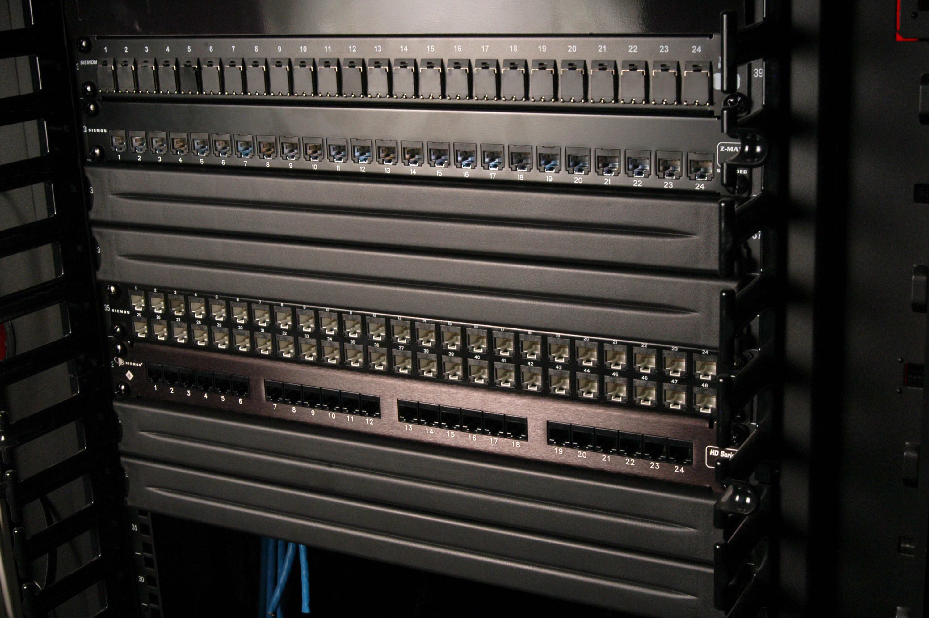 Siemon Expands Data Center Airflow Solutions with Toolless Blanking Panels